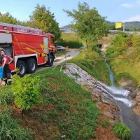   Gasilci so  avtocisterno vode tokrat prepeljali v potok.  