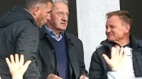 Na odločitve Milana Mandarića (v sredini) pri vodenju Olimpije 
imajo velik vpliv tudi razni svetovalci. Na fotografiji sta ob njem 
Sebastjan Cimirotič (levo ) in Franci Matoz.