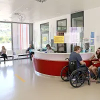 V urgentnih centrih bolnike razvrstijo po stopnjah nujnosti, od 
česar je odvisna dolžina čakanja. 