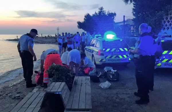 Reševalci so v ponedeljek zvečer  domačina oživljali, vendar je 
lahko zdravnica  le potrdila njegovo smrt. 