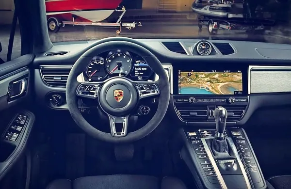 Znotraj kraljuje osrednji info zaslon.