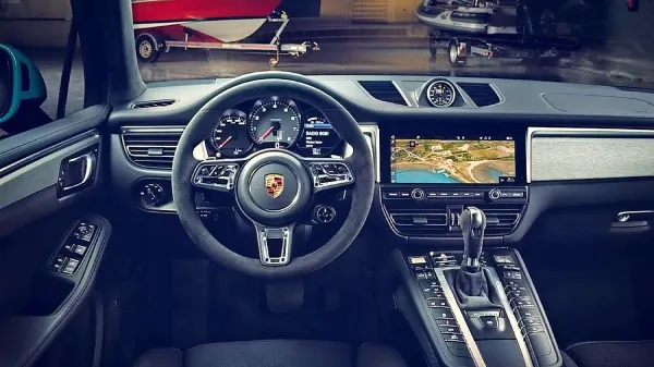 Znotraj kraljuje osrednji info zaslon.