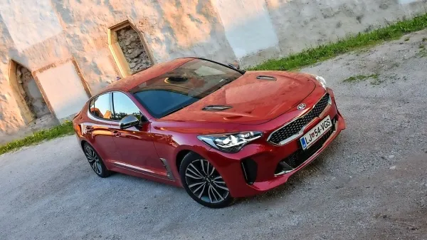 Stinger je nastal kot osebna zamisel oblikovalca, ki so jo šefi 
spravili v serijsko proizvodnjo.