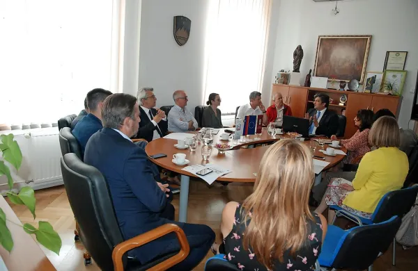 Morebitni investitorji  iz Italije in Španije so se na občini pozanimali o številnih dejavnikih, ki bi vlivali na gradnjo bazena.  
