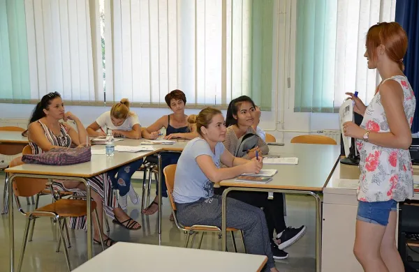   Na delavnicah udeleženci spoznajo tudi slovenske  navade, običaje 
in turistične zanimivosti.  