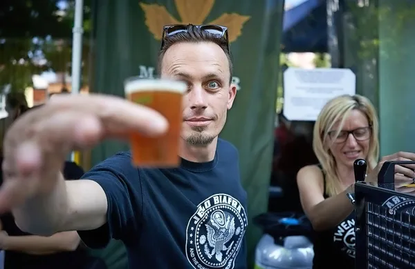Aleš Marušič z ženo Majo, dvojec, ki stoji za mikropivovarno 22brewing.
