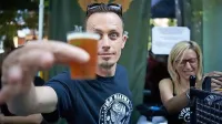 Aleš Marušič z ženo Majo, dvojec, ki stoji za mikropivovarno 22brewing.