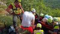 Do hudo poškodovanega jadralnega padalca so se po vrveh 
spustili koprski poklicni gasilci, nato pa še ekipa nujne medicinske 
pomoči in gorski reševalci. 
