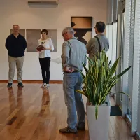 Fotograf Bojan Radovič (levo) s kustosinjo Natašo Kovšca (desno) 
na odprtju razstave v Galeriji Gong v Solkanu.