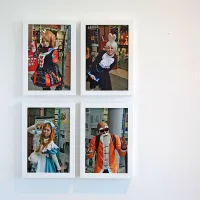 Fotografa zanimajo zlasti značilnosti japonske popularne in 
bivanjske kulture. 