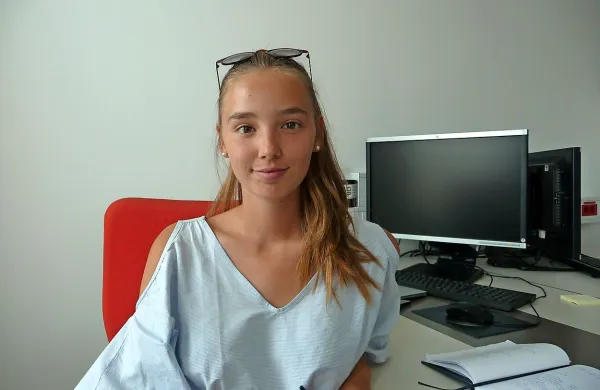  Kristina Taja Grünfeld,  sekretarka za socialno in študentsko 
problematiko pri Študentski organizaciji UP: “Tako poceni ležišče, 
150 evrov na osebo za   sobo z dvema posteljama, je    težko najti. V 
središču Kopra je običajno treba odšteti 190 do 200 evrov.  Tisti, ki   
si   ne delijo  spalnice, pa plačajo  najmanj  230 evrov.”

 