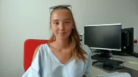  Kristina Taja Grünfeld,  sekretarka za socialno in študentsko 
problematiko pri Študentski organizaciji UP: “Tako poceni ležišče, 
150 evrov na osebo za   sobo z dvema posteljama, je    težko najti. V 
središču Kopra je običajno treba odšteti 190 do 200 evrov.  Tisti, ki   
si   ne delijo  spalnice, pa plačajo  najmanj  230 evrov.”

 