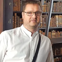 Viljem Tisnikar,  direktor Študentskih domov UP:  “Povprečna cena 
v študentskem domu v Kopru znaša    114   evrov na posameznika   in 
v Portorožu  107  evrov.”