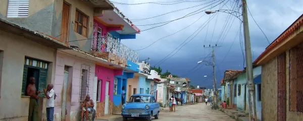 Trinidad je v osredju staro srednjeveško mesto pod Unescovo zaščito. Stari del se izteka v številne majhne uličice, koder 
se poleg običajnih hiš  nizajo tiste s sobodajalci - case particular; te fasade so lepše prepleskane. 