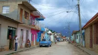 Trinidad je v osredju staro srednjeveško mesto pod Unescovo zaščito. Stari del se izteka v številne majhne uličice, koder 
se poleg običajnih hiš  nizajo tiste s sobodajalci - case particular; te fasade so lepše prepleskane. 