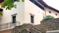 V obnovljenem delu gradu bo levo od stopnišča glavni vhod z 
informacijskim pultom, nad stopniščem pa je v mansardi predviden mostovž za povezavo z zgornjim palacijem.
