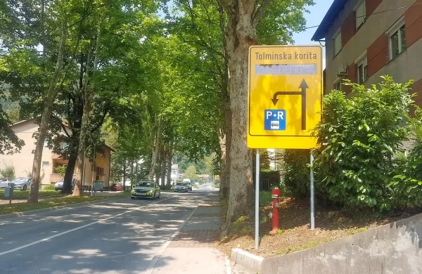  LED tabla v Gregorčičevi ulici obvešča o zasedenosti parkirišča.
