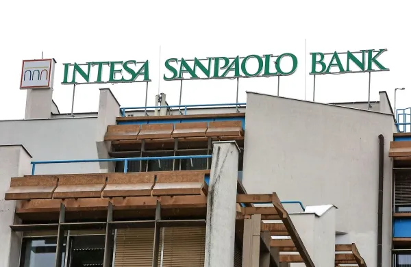 Sedež banke ostaja v Kopru, banka pa osrednje stavbe tudi po 
selitvi dela dejavnosti in 80 zaposlenih v Ljubljano ne namerava 
prodati.