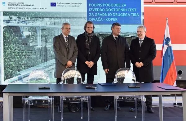 Direktor Euroasfalta Hamed Ramić, direktor Kolektor CPG Kristjan Mugerli, minister za infrastrukturo Peter 
Gašperšič in direktor direkcije za infrastrukturo Damir Topolko so decembra lani podpisali pogodbo za gradnjo 
dostopnih cest na trasi drugega tira. 




