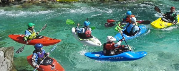 Na vrhuncu sezone je na nekaterih odsekih Soče na Bovškem 
gneča, vendar je izbira odsekov pestra,  veslanje v strokovno 
vodeni skupini pa je na divjih vodah zelo priporočljivo.