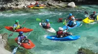Na vrhuncu sezone je na nekaterih odsekih Soče na Bovškem 
gneča, vendar je izbira odsekov pestra,  veslanje v strokovno 
vodeni skupini pa je na divjih vodah zelo priporočljivo.
