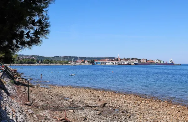 Izolska  pešpot na tem mestu, kjer se začne avtokamp Jadranka,  
naleti na nepremostljivo oviro.  