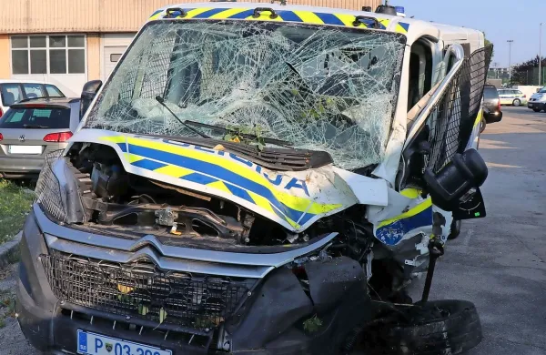 Med lovom na ubežnika sta policista trčila z marico in se hudo 
poškodovala.