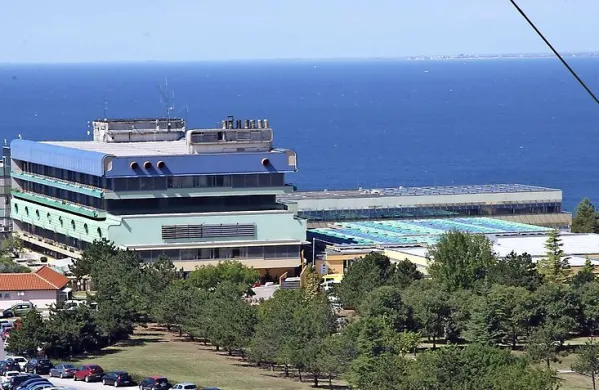 Iz izolske in šempetrske bolnišnice so NIJZ poslali vrsto predlogov 
za izboljšanje centralnega sistema e-naročanja, saj ta ne prikazuje 
natančnih podatkov,  a NIJZ se ne  odziva. 
