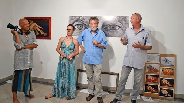 Na razstavi v galeriji Insula vpogled v umetnikov atelje in 
nastajanje umetniškega dela odpirajo (z leve) Marcus Fernando, 
Tina Hofman in Rok Zelenko, ob njih kustos Dejan Mehmedovič. 