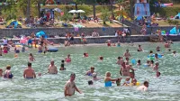 Eno od merilnih mest je kopališče Simonov zaliv v Izoli. Na zadnji 
julijski dan  so v 100 mililitrih vode  ugotovili manj kot štiri enote 
bakterij, indikatorjev fekalne onesnaženosti.   