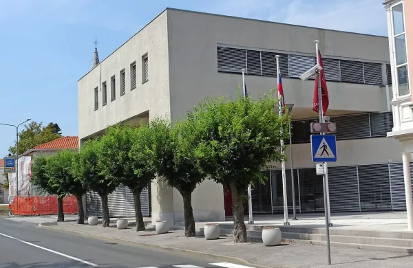 Na sežanski upravni enoti vloge za gradbena dovoljenja rešujejo 
prepočasi, očita neko podjetje v prijavi  upravni inšpekciji Ali bo 
slednja uvedla nadzor, še ni znano..  