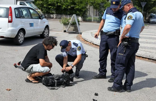 Televizijska kamera, vredna približno 35.000 evrov, je bila v 
napadu povsem uničena.
