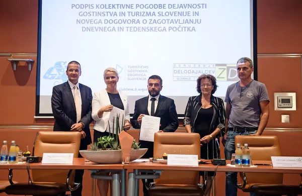 Kolektivna pogodba, ki so jo včeraj slovesno podpisali predstavniki delodajalcev in sindikatov, zagotavlja minimalne standarde dela za naslednja štiri leta. 