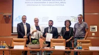 Kolektivna pogodba, ki so jo včeraj slovesno podpisali predstavniki delodajalcev in sindikatov, zagotavlja minimalne standarde dela za naslednja štiri leta. 