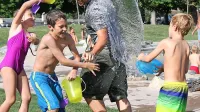 V Ljubljani z okolico  utegnejo imeti danes tudi 37 stopinj Celzija,   
Primorska bo med bolj svežimi območji. Do jutri  bo sredi dneva in 
popoldne - po nižinah - velika  toplotna obremenitev
