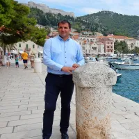 Hvar lahko širi turizem samo v predsezono in posezono, pravi 
direktor hvarske turistične skupnosti Petar Razović. 