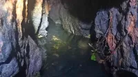 Rov s tekočo vodo pod Komarji.

