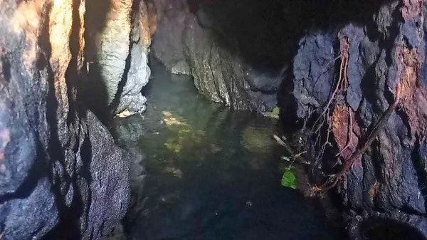 Rov s tekočo vodo pod Komarji.

