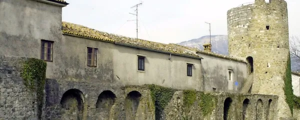Antično mesto Castra (Ajdovščina) je bilo v drugi polovici  3. 
stoletja obdano z močnim obzidjem s 14 stolpi. 