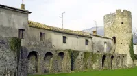 Antično mesto Castra (Ajdovščina) je bilo v drugi polovici  3. 
stoletja obdano z močnim obzidjem s 14 stolpi. 