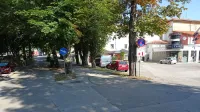 Ulice 1. maja po prenovi ne bo več razdvajal drevored (pri 
zadružnem domu). Kostanje bodo posekali, nova drevesa pa 
posadili ob rob ulice. 