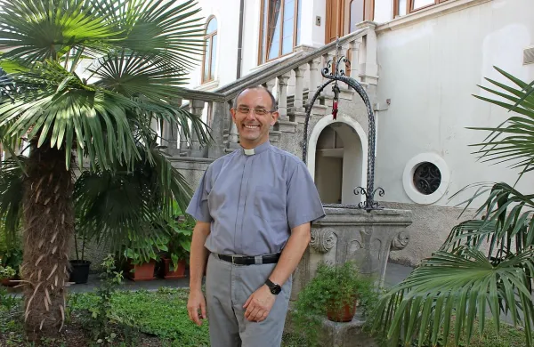 Generalni vikar koprske škofije Slavko Rebec pravi, da gre pri 
kadrovanju v cerkvi za to, da človeške vire kar najbolje uskladiš s 
potrebami. 