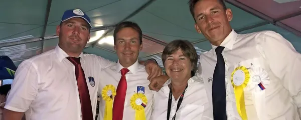 

Damjan Ščuka (z leve), Miha Tavčar, sodnica Anne Marie Turbe in 
trener Benjamin Aillaud po zmagi na tekmovanju na Češkem.

