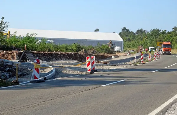 Na koncu poslovne cone Risnik ne gradijo še enega dostopa, pač 
pa vzdrževalno cesto za čistilno napravo in pločnik. 
