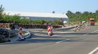Na koncu poslovne cone Risnik ne gradijo še enega dostopa, pač 
pa vzdrževalno cesto za čistilno napravo in pločnik. 