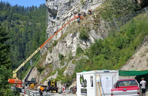 Do 20. avgusta naj bi Bakti opravil vsa dela, ki so potrebna za 
polovično odprtje cestišča. 