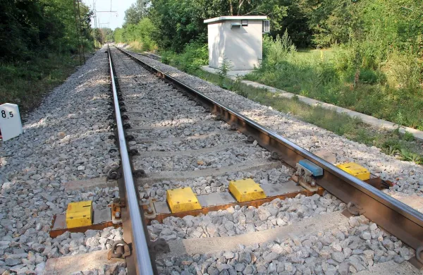 Četrt milijona vredne rumene škatlice naj bi domačine ob progi in 
gasilce obvarovale pred rednimi požari.  