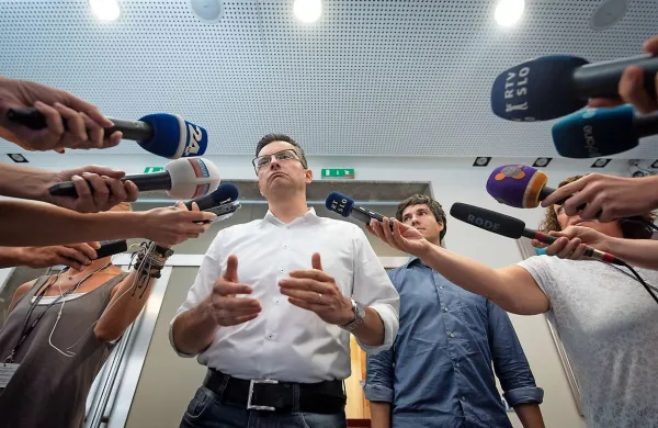 Marjan Šarec je včeraj skopo sporočil, da ima 52 glasov, Luka 
Mesec pa je vsebino protokola predstavil kot “dobro priložnost, da 
se prekine s starimi praksami upravljanja države, ko se je ključne 
odločitve več ali manj sprejemalo za zaprtimi vrati vlade”.