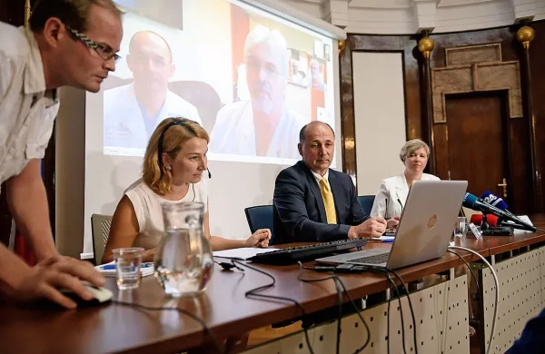 Novinarska konferenca Nacionalnega inštituta za otroške srčne bolezni (NIOSB  ) - prva z desne predsednica sekcije za prirojene srčne 
napake pri Društvu za zdravje Petra Aleš, ob njej  v.d. direktorja NIOSB Brane Dobnikar.