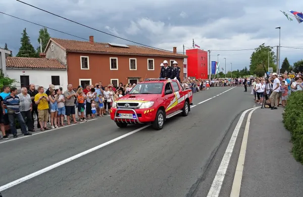 Poveljnik gasilcev Igor Šiškovič je dobil dovoljenje za začetek 
povorke in po glavni cesti skozi Materijo se je zvrstilo 300 gasilcev 
s 30 vozili. Nekaj so jih zadržali trije požari na Krasu. 